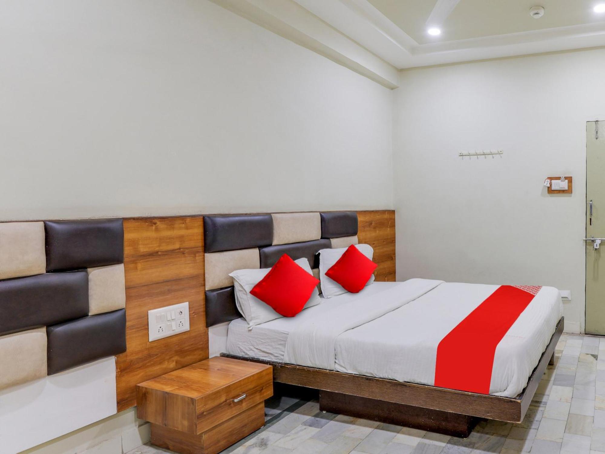 Hotel O Asopalav Naroda Esterno foto